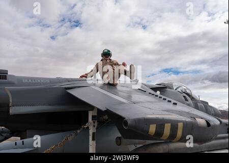 Ian MacDonald assegnato al Marine Attack Squadron 223, Marine Corps Air Station Cherry Point, Carolina del Nord, scivola giù dall'ala di un AV-8B Harrier dopo aver completato le ispezioni post-volo durante Green Flag-West 24-04 presso Nellis Air Force base, Nevada, 17 gennaio 2024. Green Flag-West viene eseguito principalmente in concomitanza con le esercitazioni dell'esercito americano presso il National Training Center di ft Irwin, CA, ma si allena anche contro le minacce marine al fine di fornire addestramento multidominio contro gli incendi aria-superficie. (Foto U.S. Air Force di William R. Lewis) Foto Stock