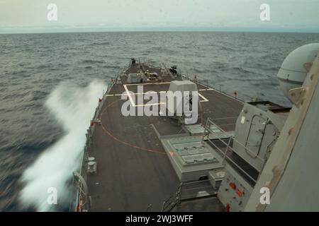 240208-N-EJ843-1022 OCEANO ATLANTICO (8 febbraio 2024) – il cacciatorpediniere missilistico guidato classe Arleigh Burke USS Delbert D. Black (DDG 119) transita nell'Oceano Atlantico, 8 febbraio 2024. Delbert D. Black è in corso nell'area di operazioni della 2nd Fleet degli Stati Uniti a sostegno della stabilità e della sicurezza marittima. (Foto della Marina degli Stati Uniti di Jimmy Ivy III, specialista di comunicazione di massa di seconda classe) Foto Stock