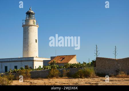 Faro di far de la Mola situato a Punta des far cape in una giornata limpida (Formentera, Isole Pityusic, Isole Baleari, Mar Mediterraneo, Spagna) Foto Stock