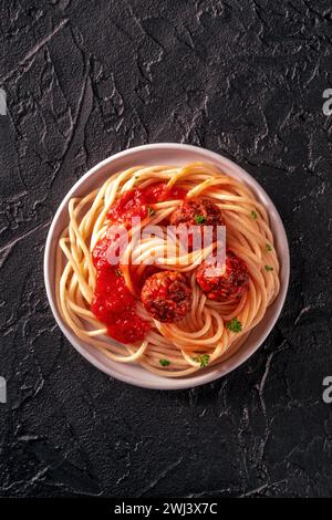 Polpette. Polpette di carne di manzo, colpo piatto sopra la testa con spaghetti di pasta Foto Stock