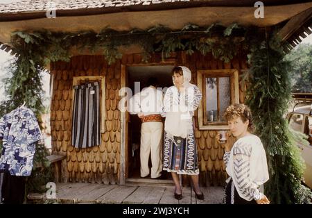 Donne che indossano abbigliamento tradizionale in una fiera di campagna nella contea di Vrancea, Romania, circa 1999 Foto Stock