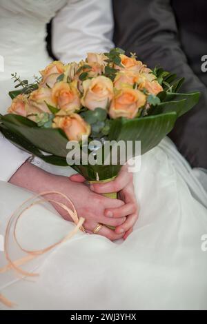 Bouquet nuziale di rose di pesca Foto Stock