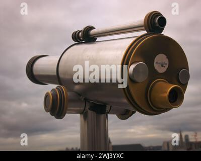 Bruxelles, Belgio. 9 febbraio 2024. Un telescopio per turisti con vista della città da vicino. Fotografia di strada. Foto Stock