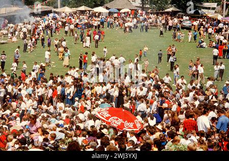 Un gran numero di persone in una fiera nella contea di Vrancea, Romania, circa 1992 Foto Stock