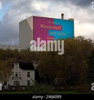 Grande poster per l'acciaio per climi presso lo stabilimento ThyssenKrupp Steel Europe, Bochum, Germania, Europa Foto Stock