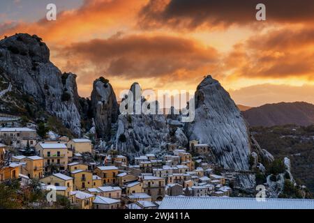Paese di Castelmezzano nella regione del piccolo Dolomiti, all'alba in inverno Foto Stock