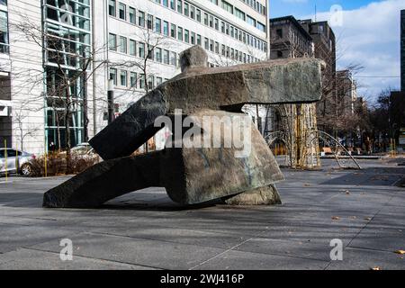 Scultura in pietra Inuit a Victoria Square a Montreal, Quebec, Canada Foto Stock