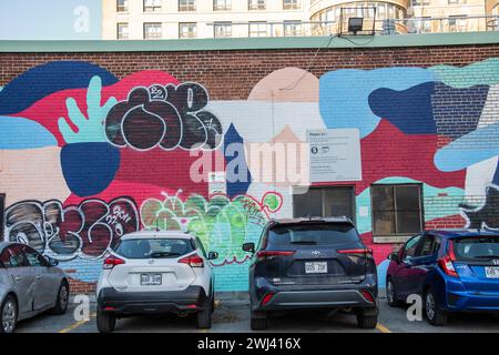 Colorato murale astratto con graffiti nel centro di Montreal, Quebec, Canada Foto Stock
