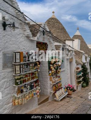 Negozio di souvenir con specialità locali nel quartiere Rione Monti di Alberobello Foto Stock