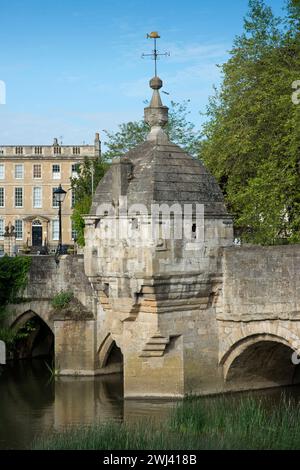 Le chiuse del villaggio. Bradford-upon Avon, Wiltshire, l'unico esempio su un ponte, noto anche come "la Cappella" e "la Blindhouse" Foto Stock