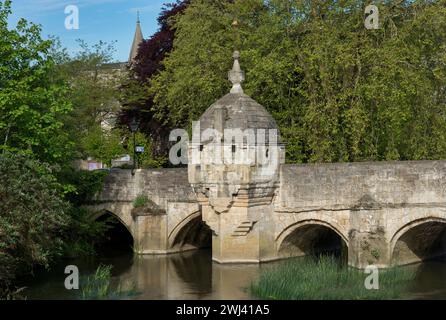 Le chiuse del villaggio. Bradford-upon Avon, Wiltshire, l'unico esempio su un ponte, noto anche come "la Cappella" e "la Blindhouse" Foto Stock