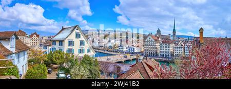 Zürich, SVIZZERA - 3 APRILE 2022: Panorama del terrapieno di Limmatquai dal colle Lindenhof, il 3 aprile a Zürich, Svizzera Foto Stock