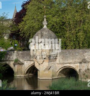 Le chiuse del villaggio. Bradford-upon Avon, Wiltshire, l'unico esempio su un ponte, noto anche come "la Cappella" e "la Blindhouse" Foto Stock