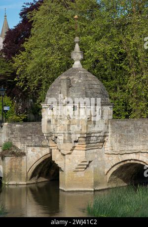 Le chiuse del villaggio. Bradford-upon Avon, Wiltshire, l'unico esempio su un ponte, noto anche come "la Cappella" e "la Blindhouse" Foto Stock