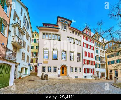 Zürich, SVIZZERA - 3 APRILE 2022: Panorama delle case su St Peterhofstatt, il 3 aprile a Zürich, Svizzera Foto Stock