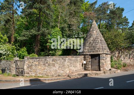 Le chiuse del villaggio. Breedon-on-the-Hill, nel Leicestershire, costruita nel 1793 e in uso fino al 1885, aveva un Pinfold o Pound adiacente utilizzato per gli animali randagi Foto Stock