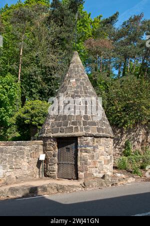 Le chiuse del villaggio. Breedon-on-the-Hill, nel Leicestershire, costruita nel 1793 e in uso fino al 1885, aveva un Pinfold o Pound adiacente utilizzato per gli animali randagi Foto Stock