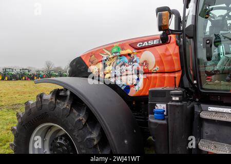 Febbraio 2024 - lo Stretton Young Farmers Club ha ospitato un'associazione benefica Tractor Run nei villaggi di Warrington in aiuto della British Heart Foundation Foto Stock