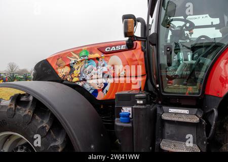 Febbraio 2024 - lo Stretton Young Farmers Club ha ospitato un'associazione benefica Tractor Run nei villaggi di Warrington in aiuto della British Heart Foundation Foto Stock