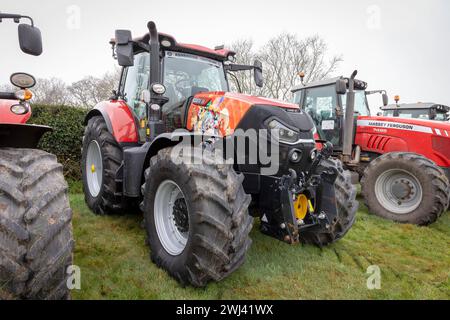 Febbraio 2024 - lo Stretton Young Farmers Club ha ospitato un'associazione benefica Tractor Run nei villaggi di Warrington in aiuto della British Heart Foundation Foto Stock