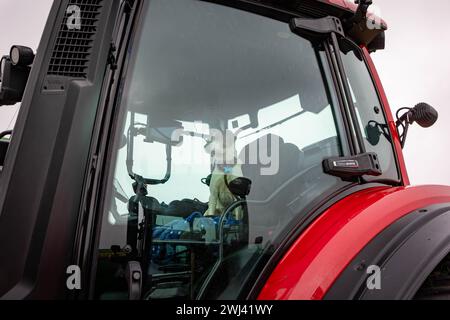 Febbraio 2024 - lo Stretton Young Farmers Club ha ospitato un'associazione benefica Tractor Run nei villaggi di Warrington in aiuto della British Heart Foundation Foto Stock