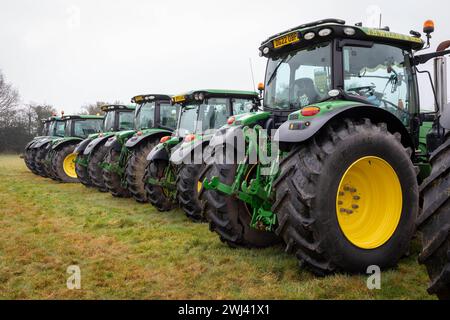 Febbraio 2024 - lo Stretton Young Farmers Club ha ospitato un'associazione benefica Tractor Run nei villaggi di Warrington in aiuto della British Heart Foundation Foto Stock