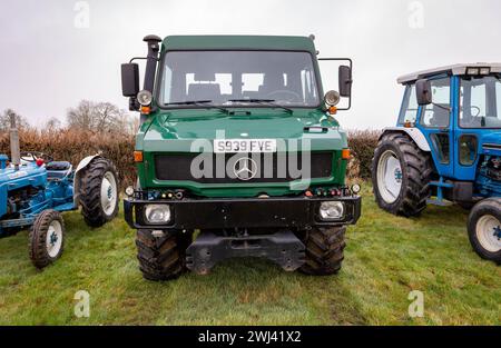 Febbraio 2024 - lo Stretton Young Farmers Club ha ospitato un'associazione benefica Tractor Run nei villaggi di Warrington in aiuto della British Heart Foundation Foto Stock