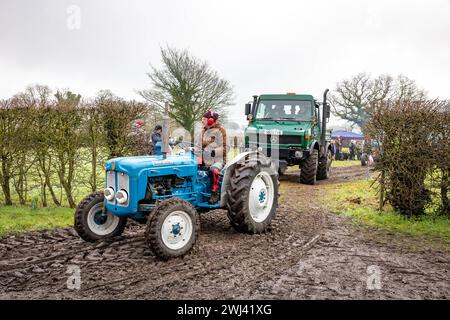 Febbraio 2024 - lo Stretton Young Farmers Club ha ospitato un'associazione benefica Tractor Run nei villaggi di Warrington in aiuto della British Heart Foundation Foto Stock