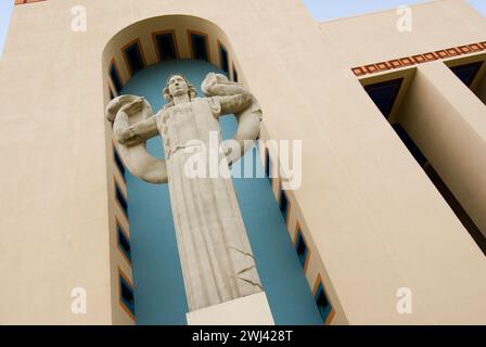 Mexico Monument di fronte all'Automotive Building nel Fair Park, che ospita la più grande collezione di edifici Art Deco negli Stati Uniti Foto Stock