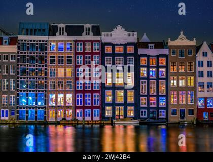 Amsterdam di notte con la casa colorata danzante all'Amsterdam Foto Stock