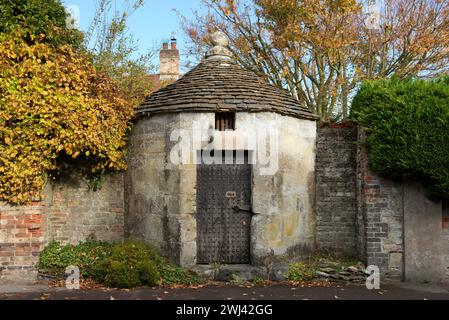 Le chiuse del villaggio. Heytesbury, Wiltshire, costruita alla fine del XVIII secolo, è una "Blind House", senza finestre o griglie. Foto Stock