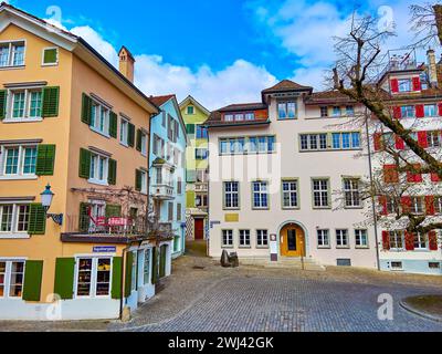 Zürich, SVIZZERA - 3 APRILE 2022: Panorama di St Peterhofstatt con case medievali, il 3 aprile a Zürich, Svizzera Foto Stock