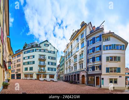 Zürich, SVIZZERA - 3 APRILE 2022: Panorama di via Glockengasse ad Altstadt, il 3 aprile a Zürich, Svizzera Foto Stock