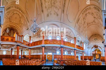 Zürich, SVIZZERA - 3 APRILE 2022: Panorama della sala di preghiera di San Chiesa di Pietro, il 3 aprile a Zürich, Svizzera Foto Stock