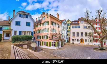 Zürich, SVIZZERA - 3 APRILE 2022: Panorama delle case su St Peterhofstatt, il 3 aprile a Zürich, Svizzera Foto Stock