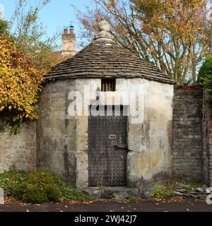 Le chiuse del villaggio. Heytesbury, Wiltshire, costruita alla fine del XVIII secolo, è una "Blind House", senza finestre o griglie. Foto Stock