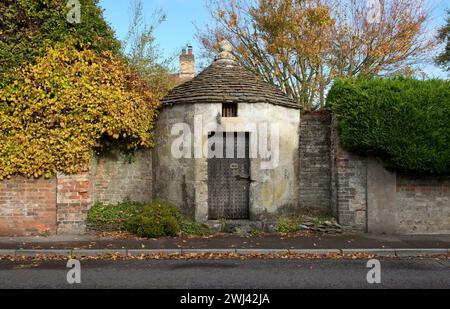 Le chiuse del villaggio. Heytesbury, Wiltshire, costruita alla fine del XVIII secolo, è una "Blind House", senza finestre o griglie. Foto Stock