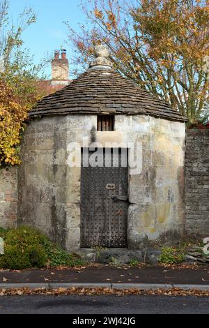 Le chiuse del villaggio. Heytesbury, Wiltshire, costruita alla fine del XVIII secolo, è una "Blind House", senza finestre o griglie. Foto Stock