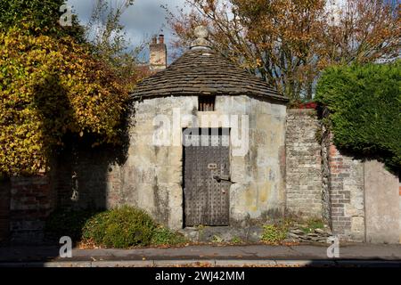 Le chiuse del villaggio. Heytesbury, Wiltshire, costruita alla fine del XVIII secolo, è una "Blind House", senza finestre o griglie. Foto Stock