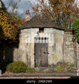 Le chiuse del villaggio. Heytesbury, Wiltshire, costruita alla fine del XVIII secolo, è una "Blind House", senza finestre o griglie. Foto Stock