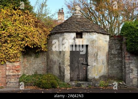 Le chiuse del villaggio. Heytesbury, Wiltshire, costruita alla fine del XVIII secolo, è una "Blind House", senza finestre o griglie. Foto Stock