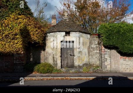 Le chiuse del villaggio. Heytesbury, Wiltshire, costruita alla fine del XVIII secolo, è una "Blind House", senza finestre o griglie. Foto Stock