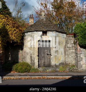 Le chiuse del villaggio. Heytesbury, Wiltshire, costruita alla fine del XVIII secolo, è una "Blind House", senza finestre o griglie. Foto Stock