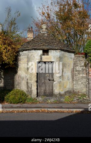 Le chiuse del villaggio. Heytesbury, Wiltshire, costruita alla fine del XVIII secolo, è una "Blind House", senza finestre o griglie. Foto Stock