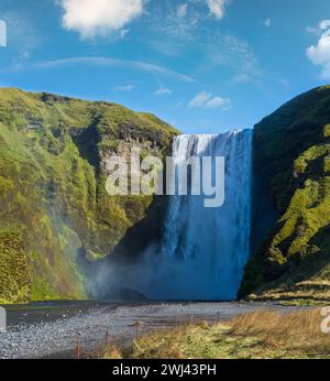 Pittoresco pieno di acqua grande cascata Skogafoss vista autunno, sud-ovest Islanda. Foto Stock