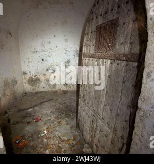 Le chiuse del villaggio. Mells, Somerset, costruita nel 1728, nota come "Blind House", una cella singola con una porta di sicurezza interna aggiuntiva. Foto Stock