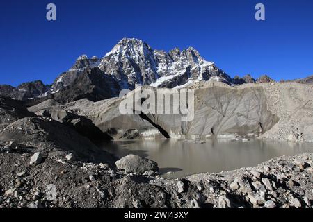 Scena sulla strada da Dragnang a Gokyo, Nepal. Foto Stock