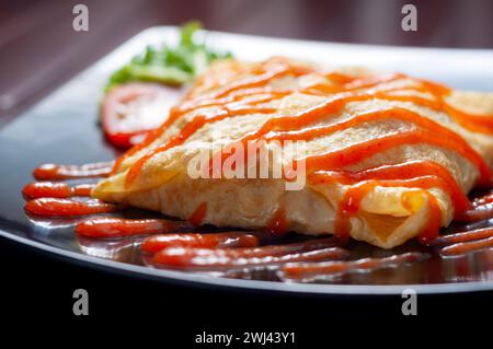 Il riso fritto Pattaya è composto da riso fritto e poi ricoperto con un composto di uova sbattute Foto Stock