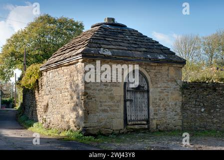 Le chiuse del villaggio. Mells, Somerset, costruita nel 1728, nota come "Blind House", una cella singola con una porta di sicurezza interna aggiuntiva. Foto Stock