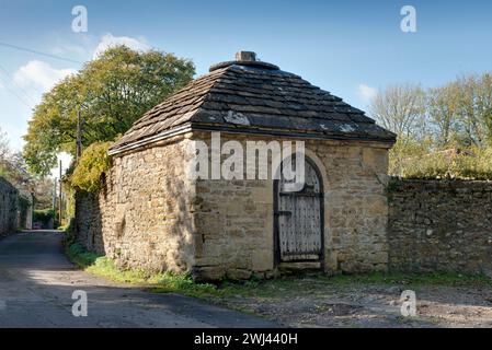 Le chiuse del villaggio. Mells, Somerset, costruita nel 1728, nota come "Blind House", una cella singola con una porta di sicurezza interna aggiuntiva. Foto Stock